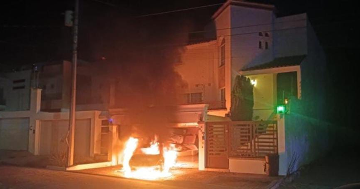 Vehículo en llamas frente a una vivienda de noche en Montebello, Culiacán