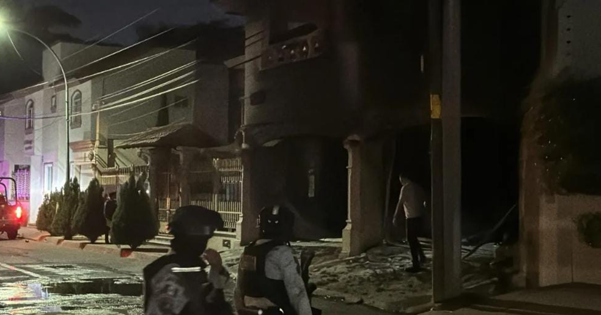 Edificio afectado en Culiacán, con vehículos de emergencia bajo luces nocturnas