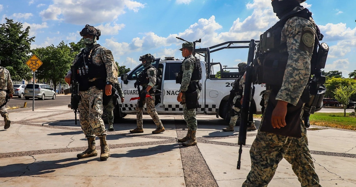 Miembros de la Guardia Nacional en operativo de rescate en Villa Juárez