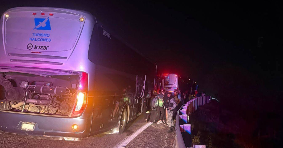Autobuses estacionados de noche, Guardia Nacional asistiendo tras falla del autobús Hacones.