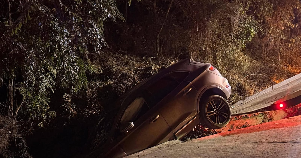 Camioneta Lincoln fuera de la carretera en el libramiento de Mazatlán, asistida por la Guardia Nacional durante la noche.