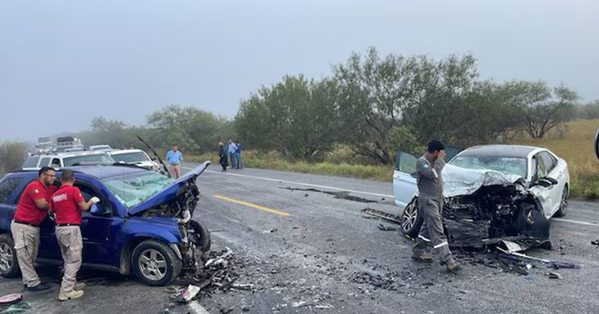 Accidente en San Fernando con vehículos dañados y equipos de emergencia presentes