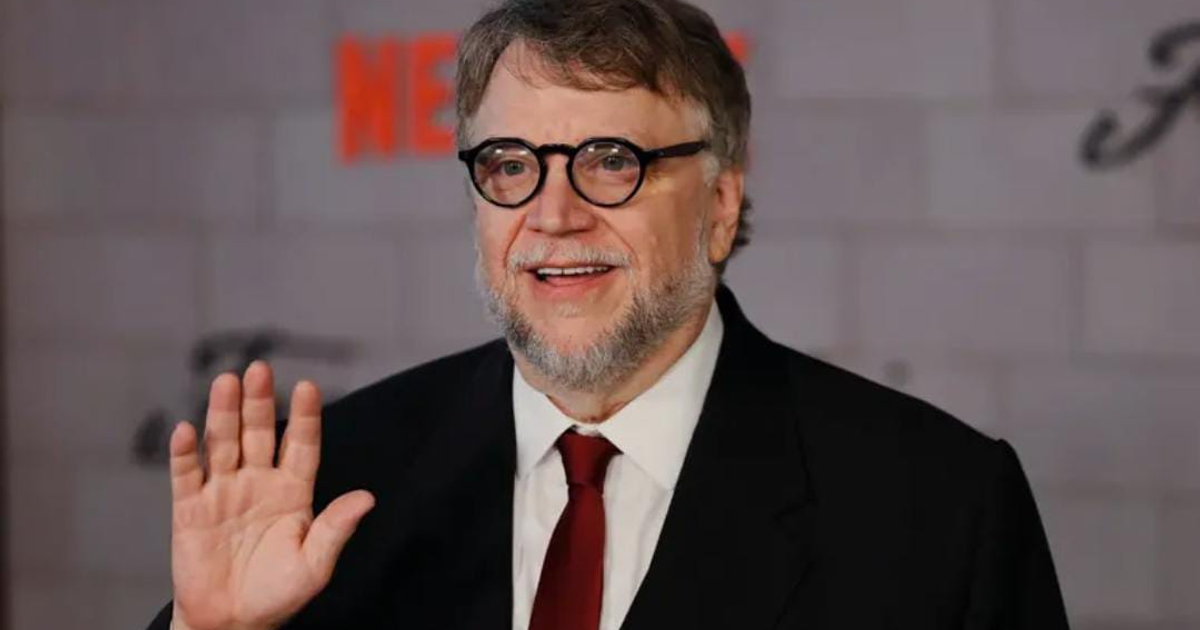 Persona en el BFI Fellowship en Londres, sonriendo y saludando.