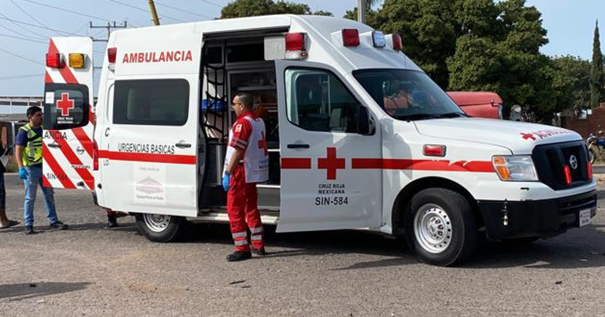 Ambulancia de la Cruz Roja Mexicana en operación frente a hospital en Navolato tras hallazgo de un cuerpo.