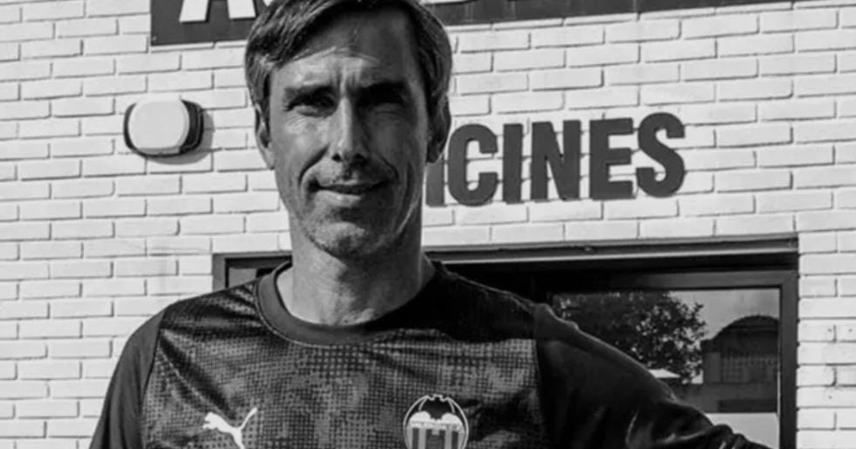 Retrato en blanco y negro de un hombre con camiseta deportiva y muro de fondo con 'MEDICINES'.