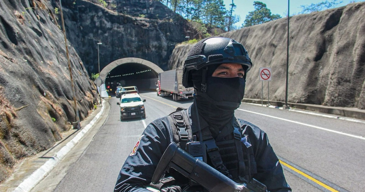 Agente de seguridad de la Guardia Nacional en túnel, Concordia, Sinaloa