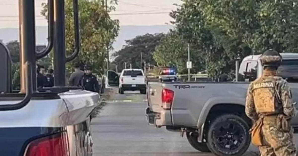 Operativo de seguridad en Colima con vehículos oficiales y agentes uniformados tras ataque al subsecretario.