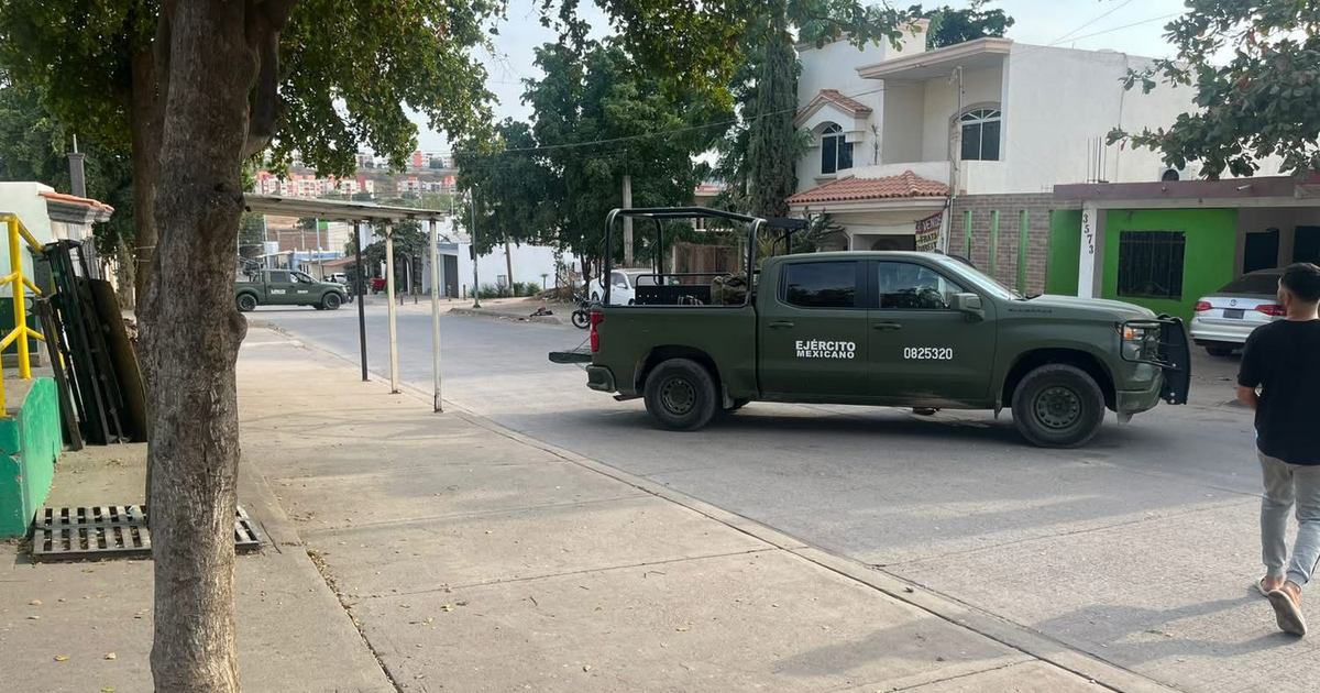 Vehículo del ejército mexicano en calle urbana de Culiacán
