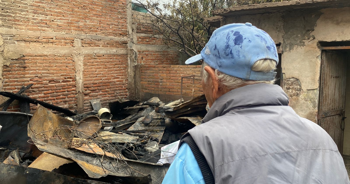 Persona de espaldas frente a escombros quemados tras un incendio en Los Mochis