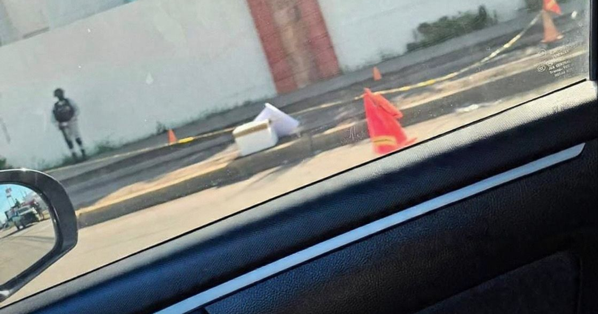 Zona urbana con mueble volcado y cordon de seguridad en carretera Culiacán-Imala, Culiacán.