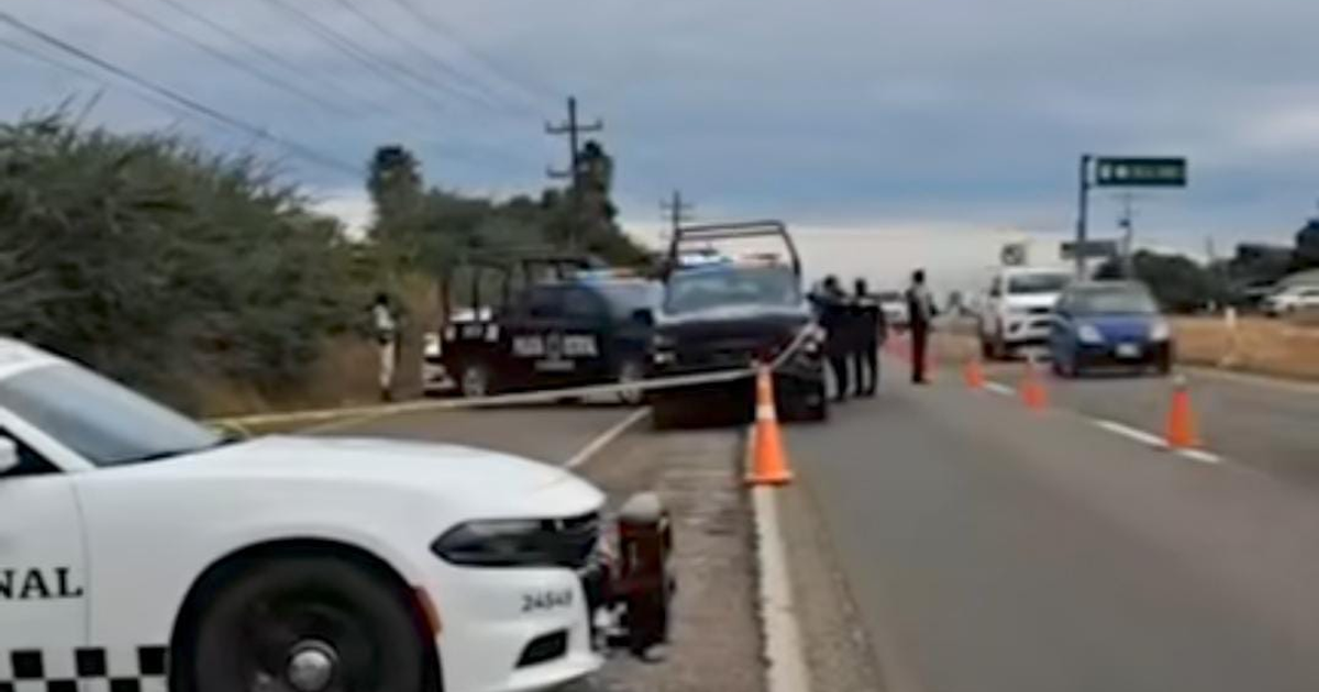 Escena de emergencia en carretera Culiacán–El Dorado con vehículos de policía y conos naranjas.