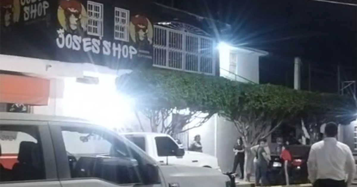 Vista nocturna de JOSÉ'S SHOP en Mazatlán, Sinaloa, con personas y vehículos afuera del establecimiento.