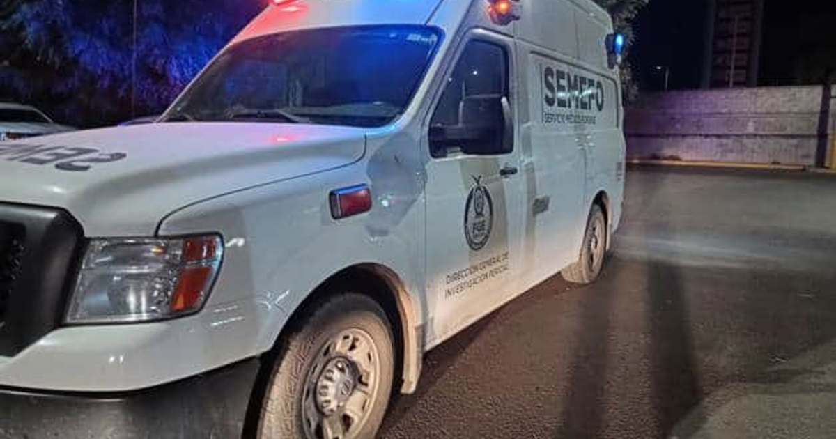 Ambulancia de SEMEFO con luces encendidas en Navolato, Sinaloa, escena de crimen nocturno