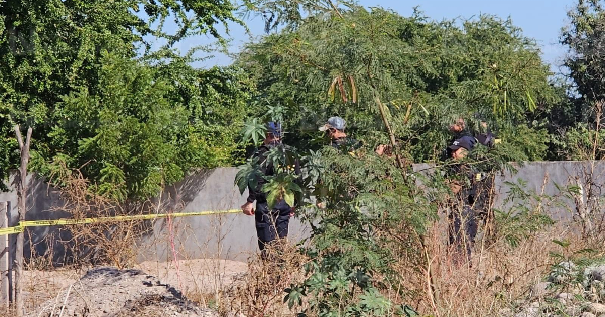 Personas en ropa oscura investigando con cinta amarilla en Culiacán