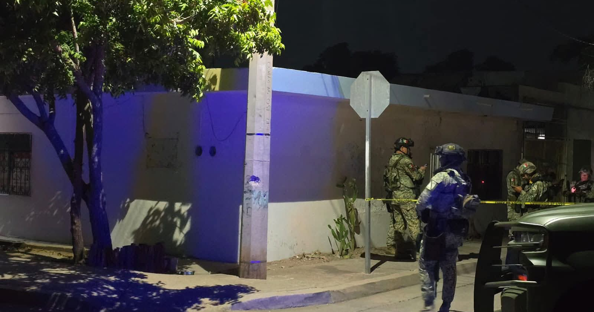 Operativo nocturno en Culiacán por ataque armado, muestra fuerzas de seguridad y área restringida por cinta amarilla.