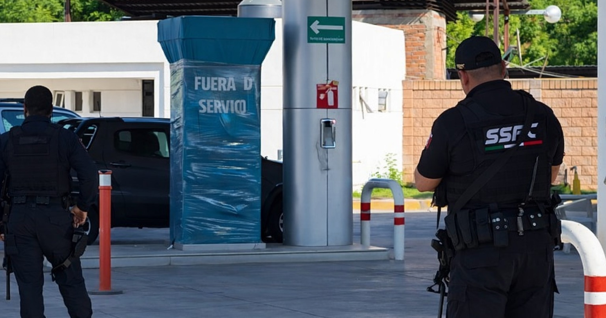 Policías investigan un área de servicio fuera de servicio en Culiacán por homicidio reportado.