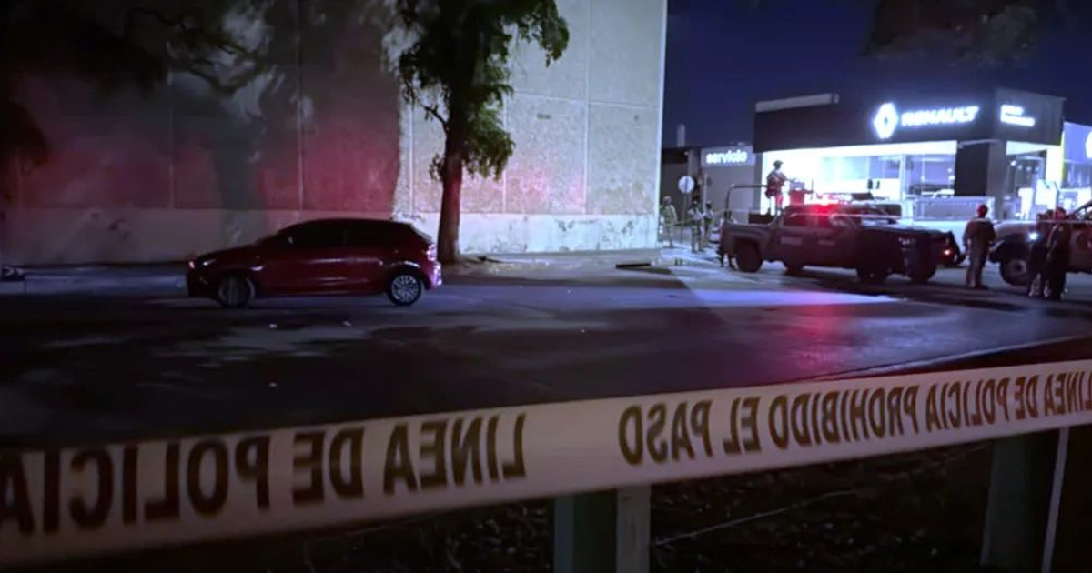 Escena de crimen en Culiacán: policía investiga alrededor de un Kia tinto baleado