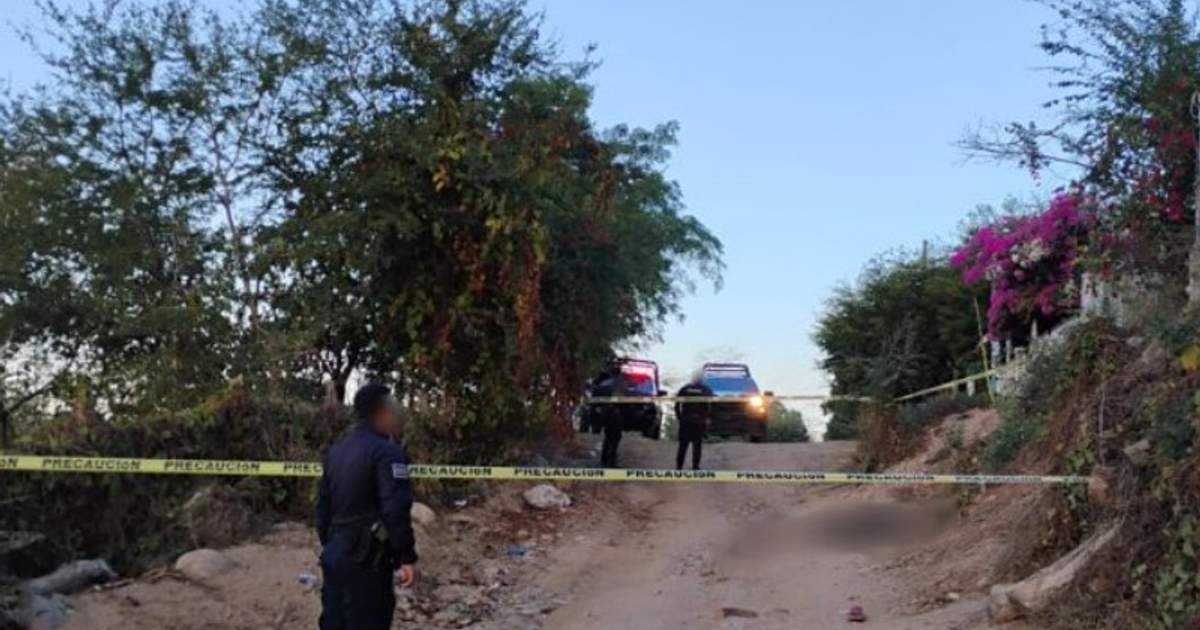 Camino rural con presencia policial y cinta de precaución en San Ignacio, Sinaloa.