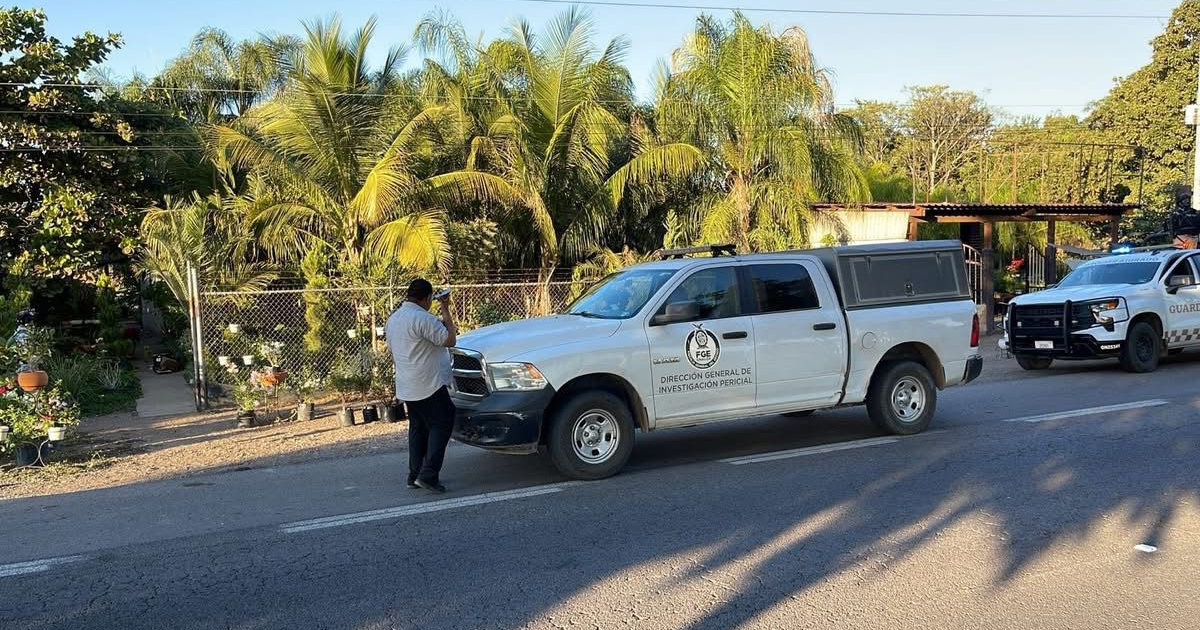 Vehículo de investigación pericial en vía residencial de Navolato, Sinaloa