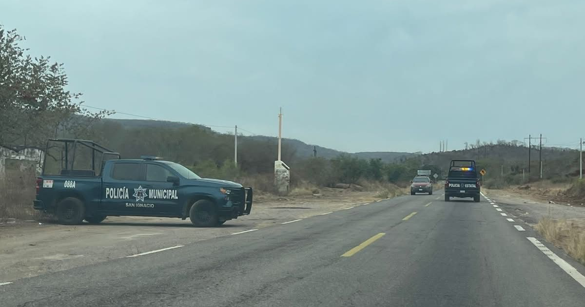 Camioneta de Policía Municipal y vehículo de Policía Estatal en carretera rural de Sinaloa