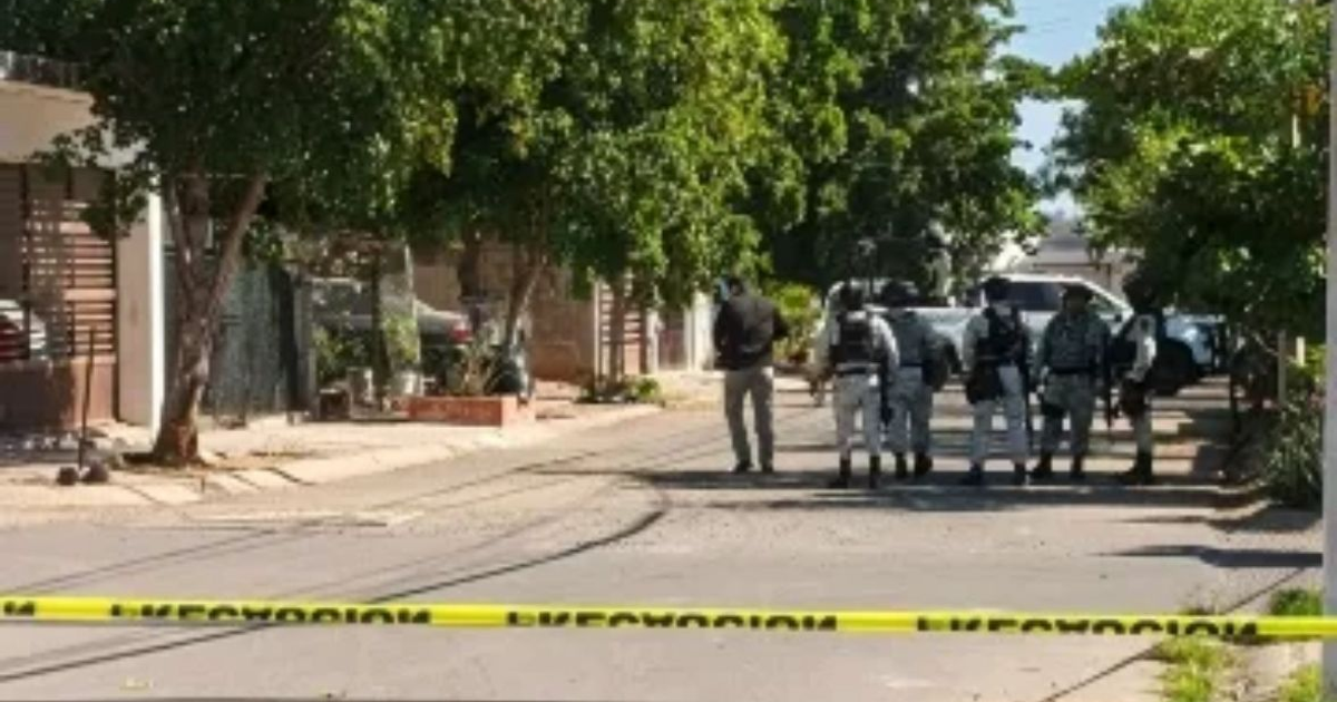 Zona acordonada en Culiacán, agentes y cinta amarilla 'INEXORABLE'.