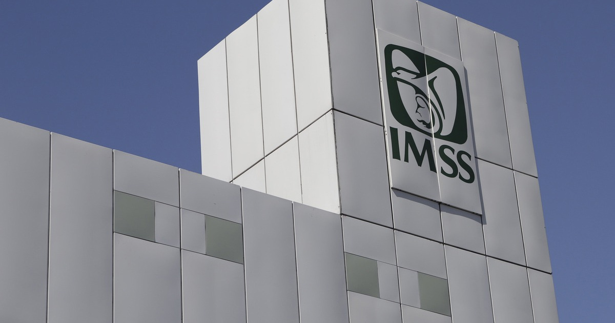 Fachada moderna del hospital IMSS en Culiacán con cielo despejado