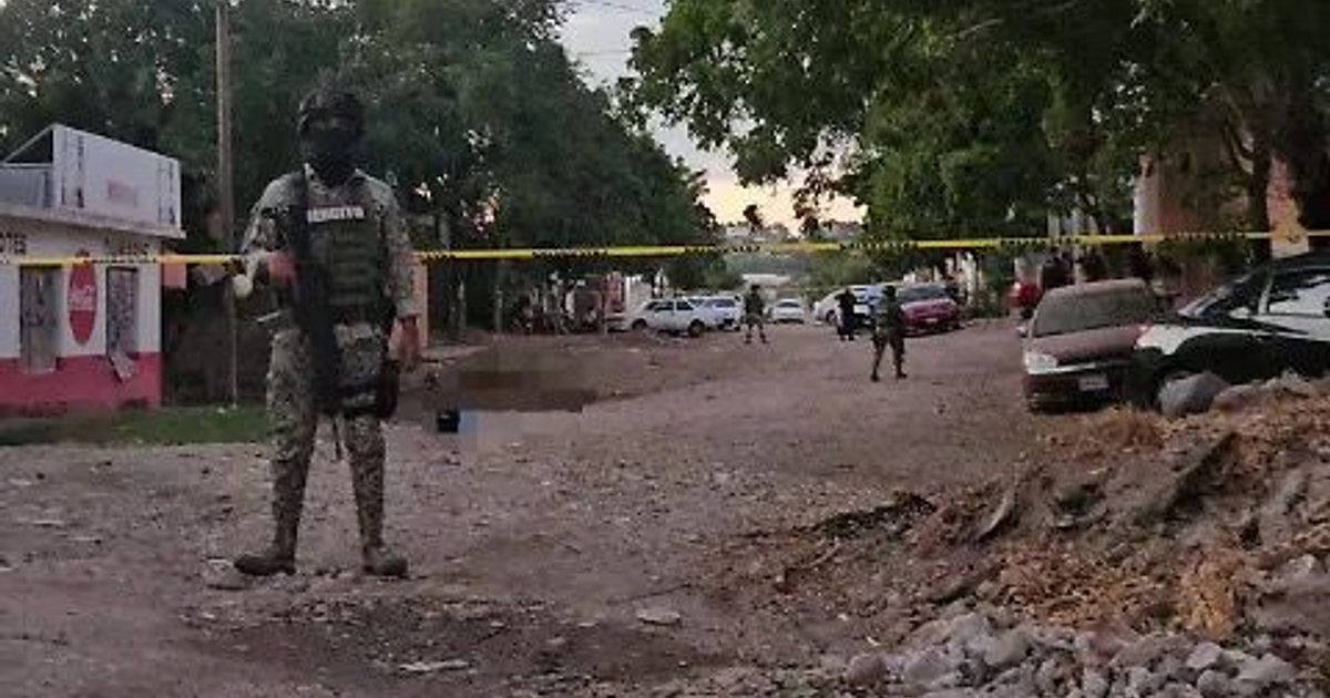 Persona uniformada en calle de Culiacán tras hallazgo de cuerpo en situación de seguridad.