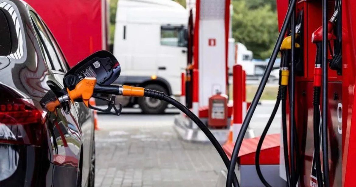 Vehículo negro llenando combustible en una estación con actualización del IEPS 2026 de fondo