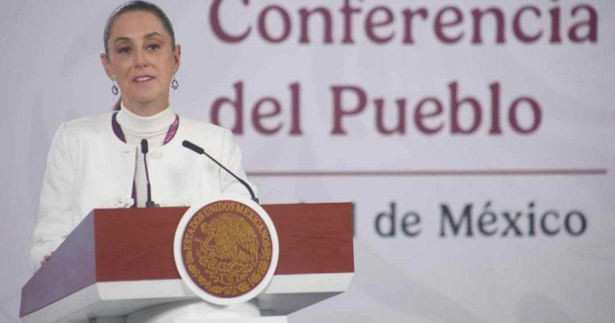 Claudia Sheinbaum discutiendo medidas contra corrupción en el INM frente a un podio con emblema de México.