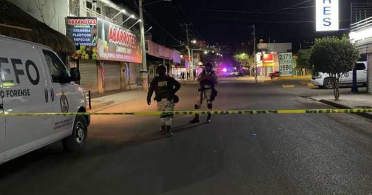 Escena nocturna con presencia forense y seguridad en Culiacán tras ataque en expendio de cerveza.