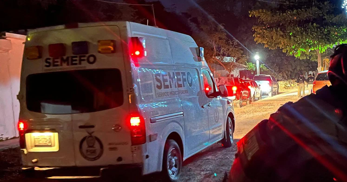 Ambulancia del SEMEFO estacionada de noche con luces encendidas en Navolato, Sinaloa, tras operativo policial.