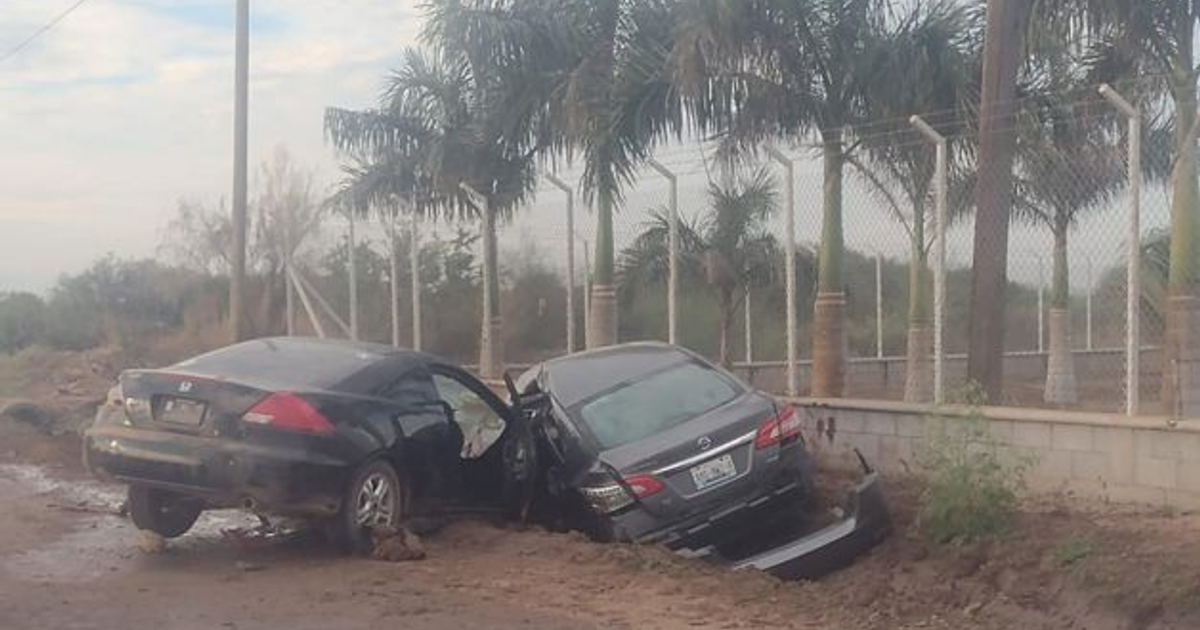 Imagen del accidente fatal en carretera con dos automóviles dañados fuera de la vía