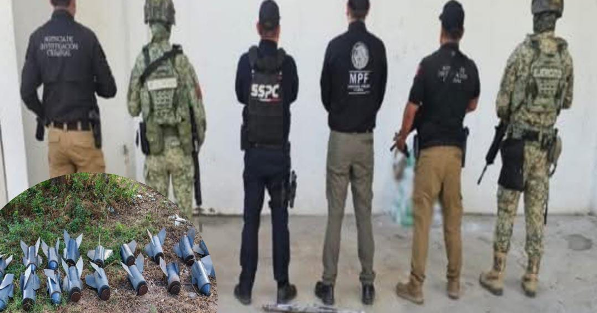 Agentes de seguridad revisan explosivos y armas durante un operativo en Escuinapa.