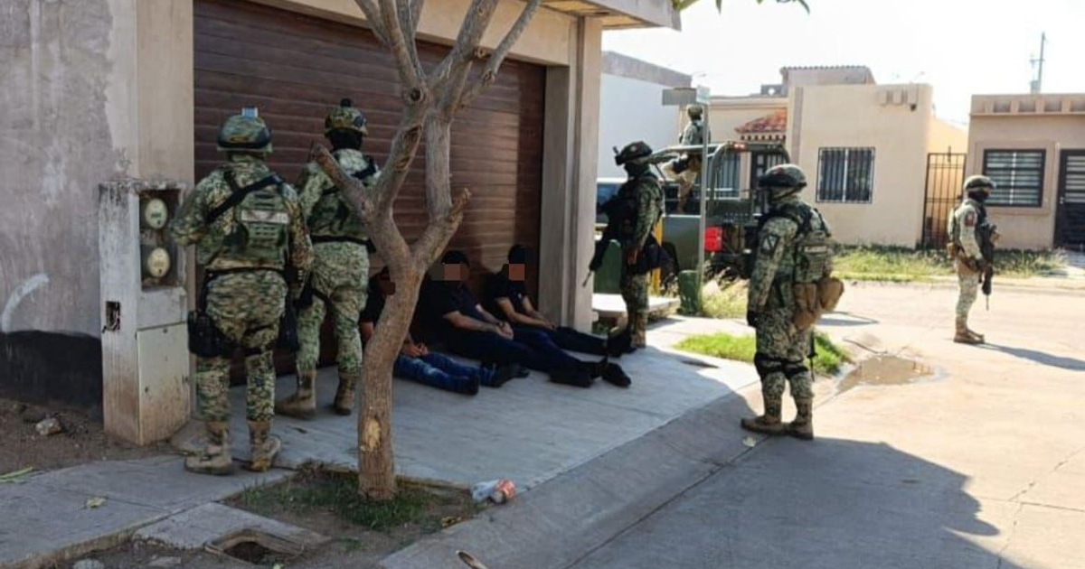 Soldados supervisando detenidos en un operativo militar en Venezuela