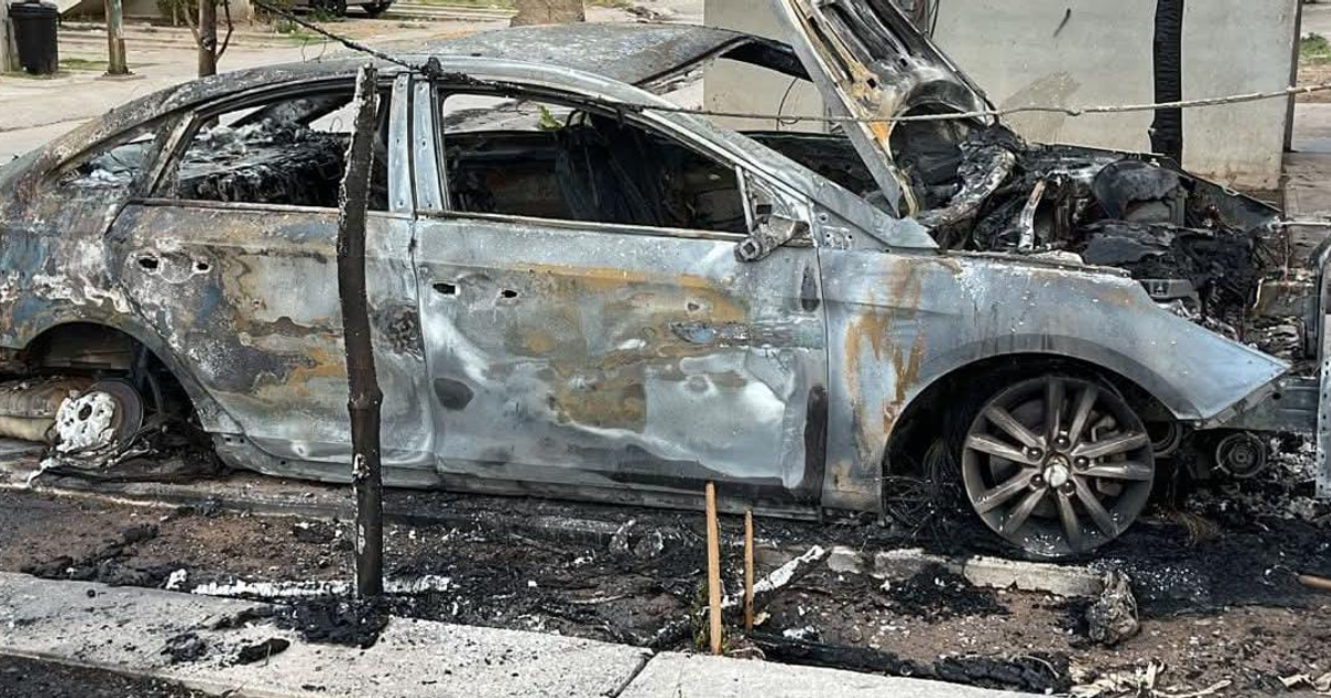 Vehículo dañado por incendio en Culiacán, Zona Dorada