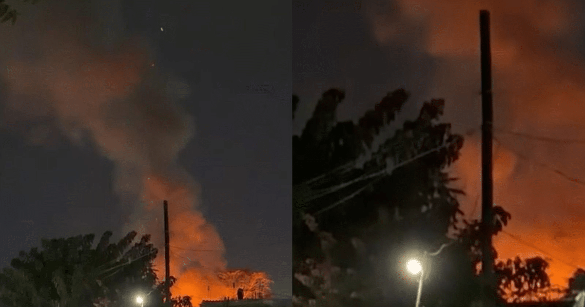 Paisaje nocturno con llamas y humo en un incendio de Mazatlán