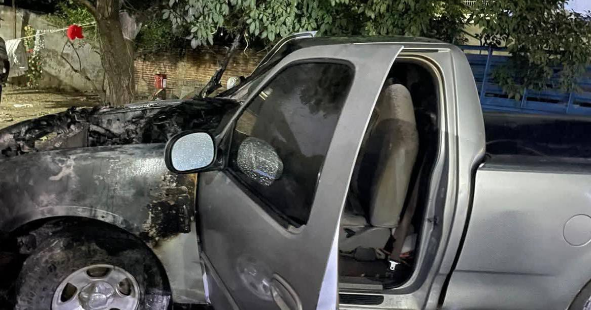 Camioneta Ford Lobo gris quemada en Mazatlán, daños significativos por incendio
