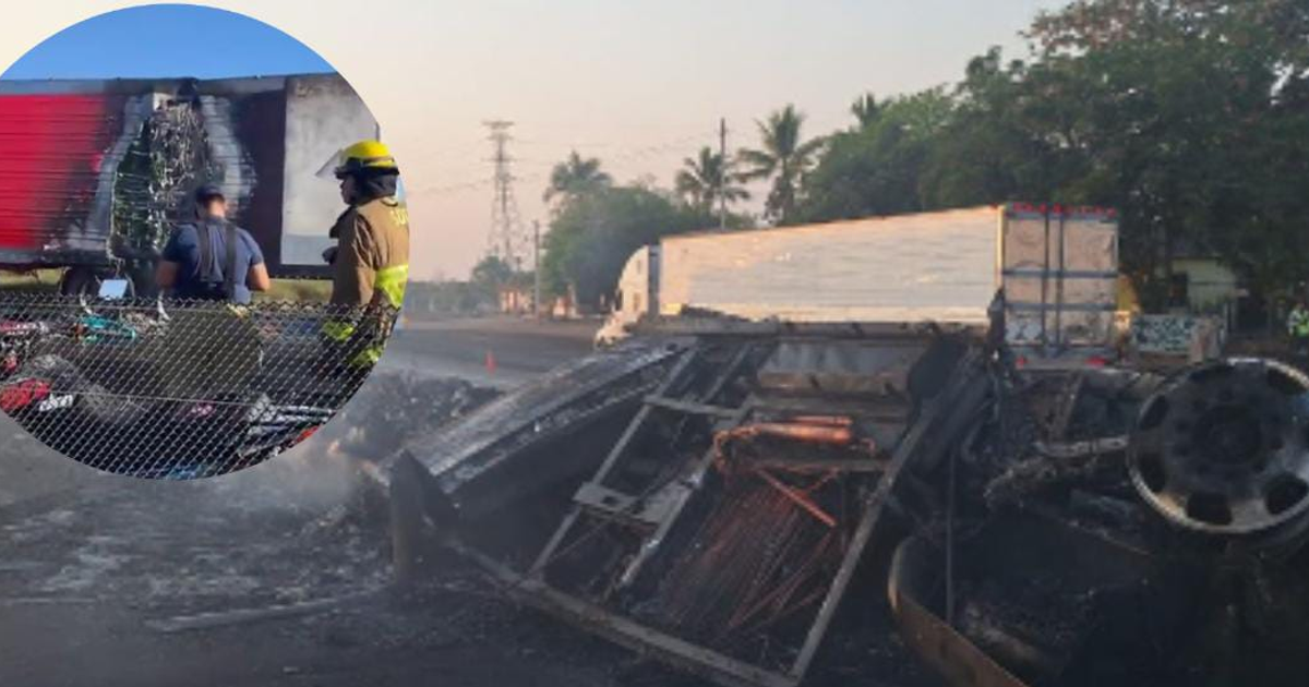 Tráiler volcado e incendiado en la carretera federal 15, Juan José Ríos, Sinaloa, con bomberos en la escena.