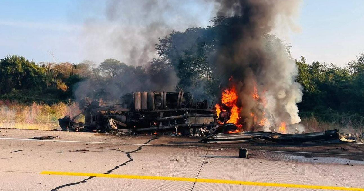 Incendio de tráiler volcado en la carretera Cuata Mazatlán-Tepic con humo y llamas