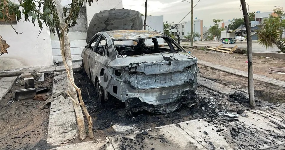 Sedán Toyota negro destruido por incendio en Culiacán