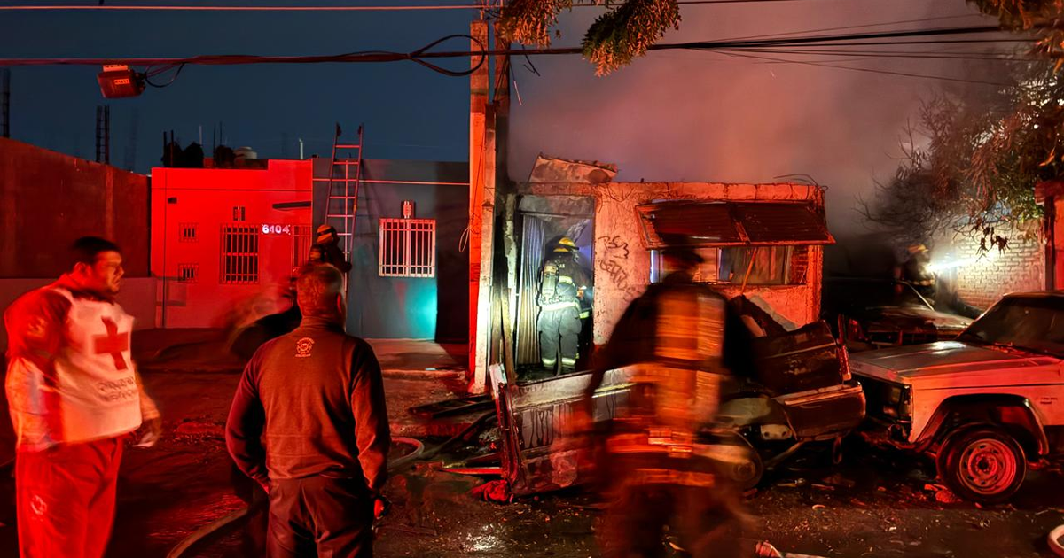 Bomberos atienden incendio nocturno en colonia Bugambilias, mostrando humo y luces de emergencia.
