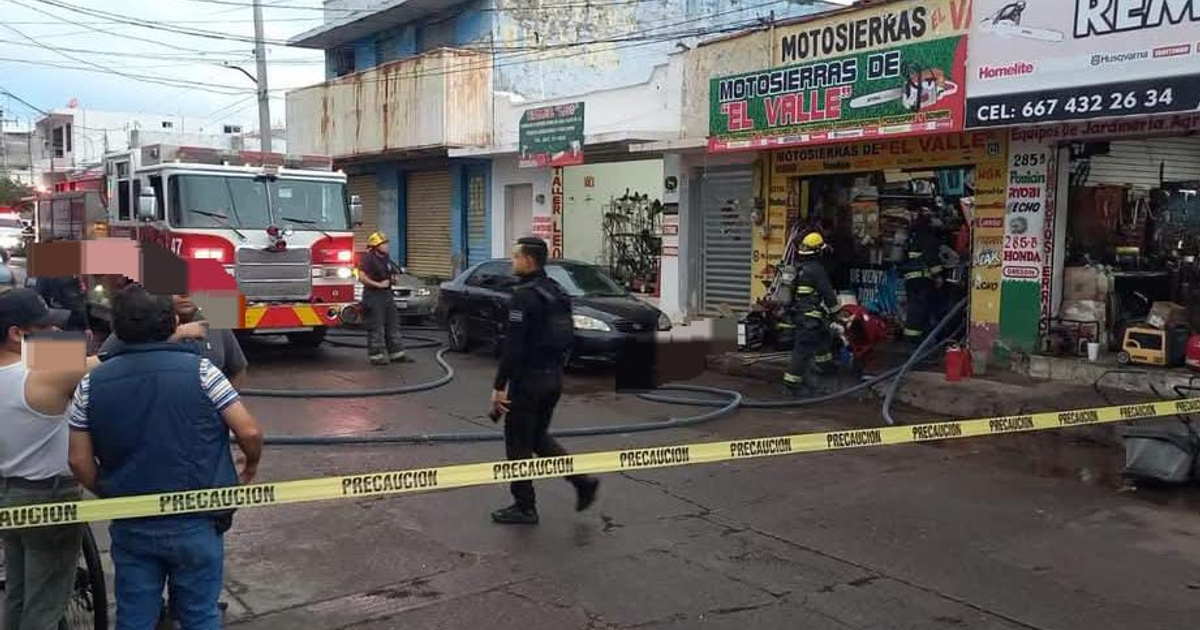 Bomberos trabajando en una escena de emergencia en Culiacán, con camión de bomberos y cinta de precaución visible.