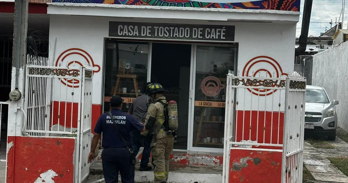 Bomberos en 'Casa de Tostado de Café', Mazatlán, tras incendio controlado.