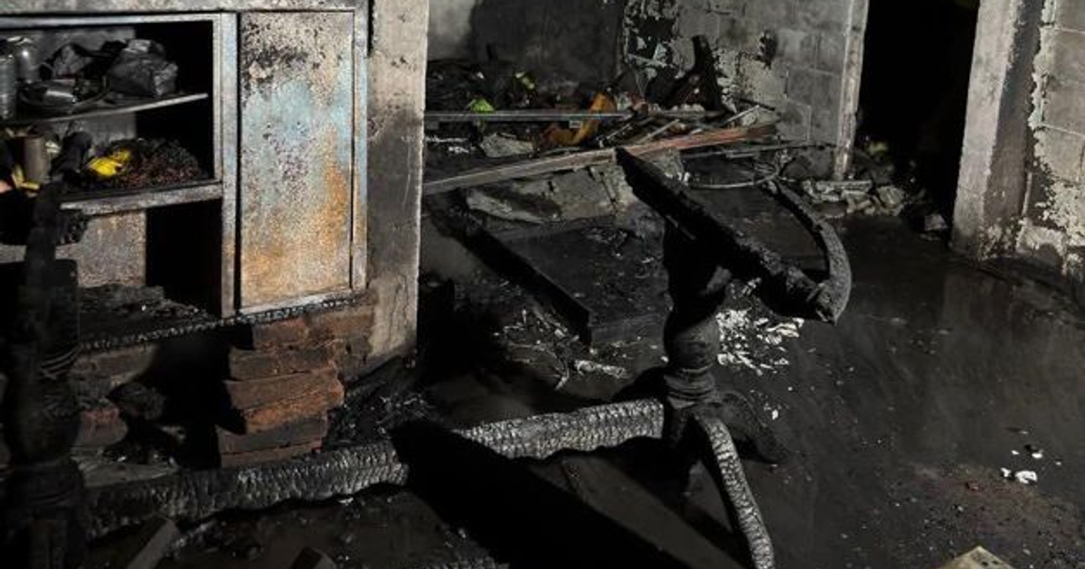 Restos de un incendio en vivienda de Mazatlán, con muebles quemados y escombros en el suelo.