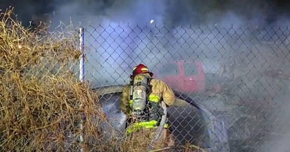 Bombero enfrentando un incendio en Guamúchil con humo y vegetación alrededor