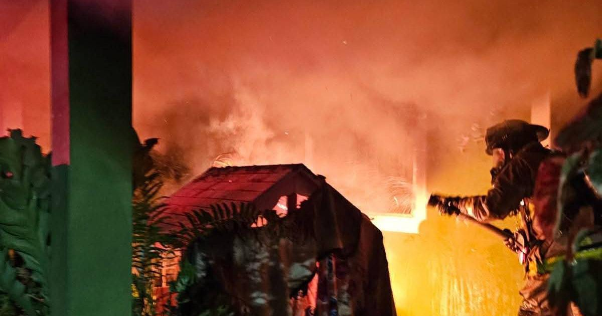 Bombero frente a un incendio en El Venadillo, Mazatlán