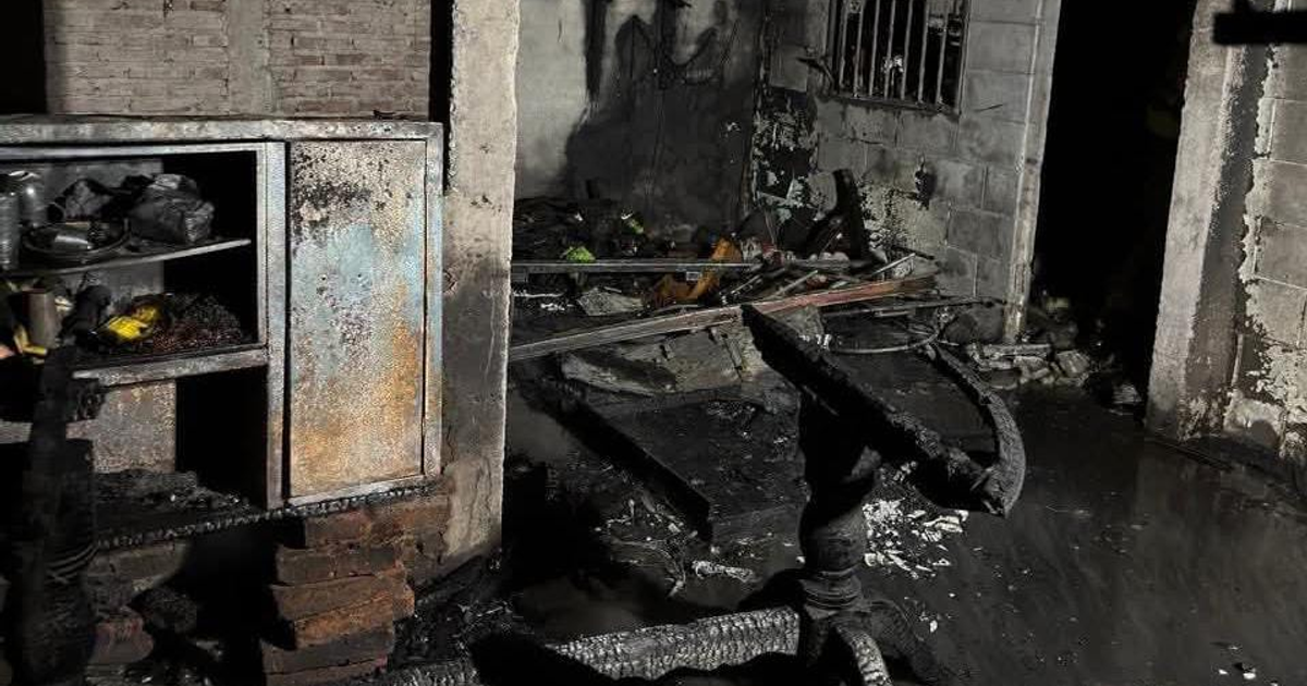 Interior de vivienda dañada por incendio en Mazatlán con objetos quemados y escombros en el suelo.