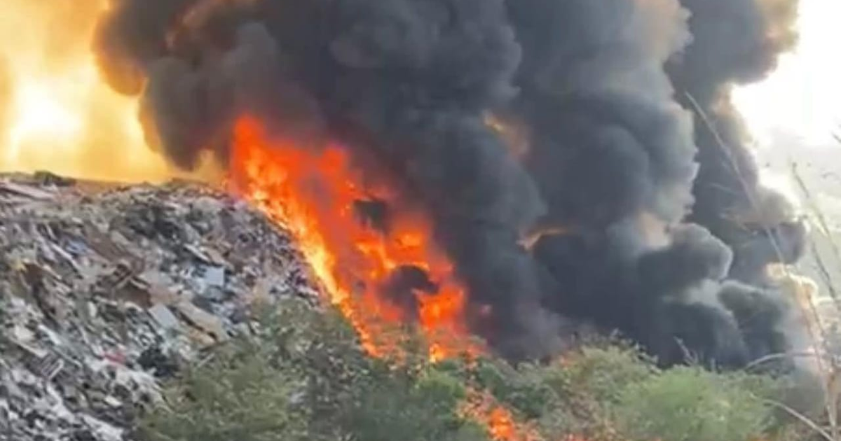 Incendio en basurero de Culiacán con llamas y humo negro