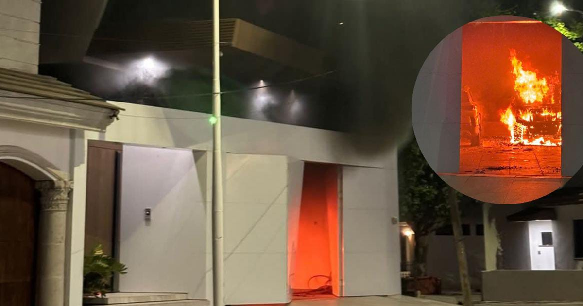 Vista nocturna de una casa incendiada en Culiacán con un vehículo en llamas al frente.
