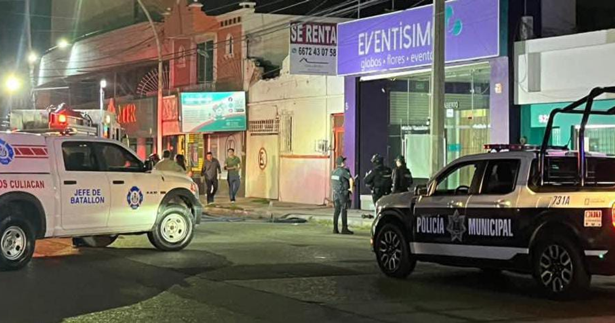 Imagen nocturna de emergencia en Culiacán por incendio en local comercial.